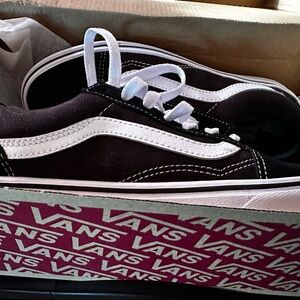 Vans Classic Black and White size 7 women New In Box